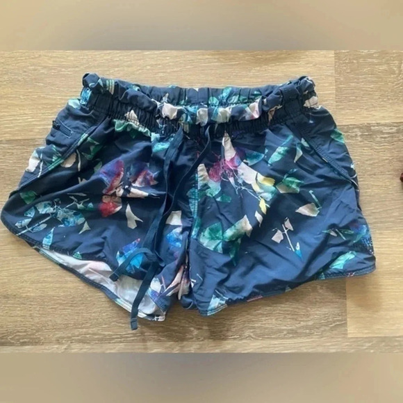 The North Face‎ Floral Shorts small - Picture 1 of 2